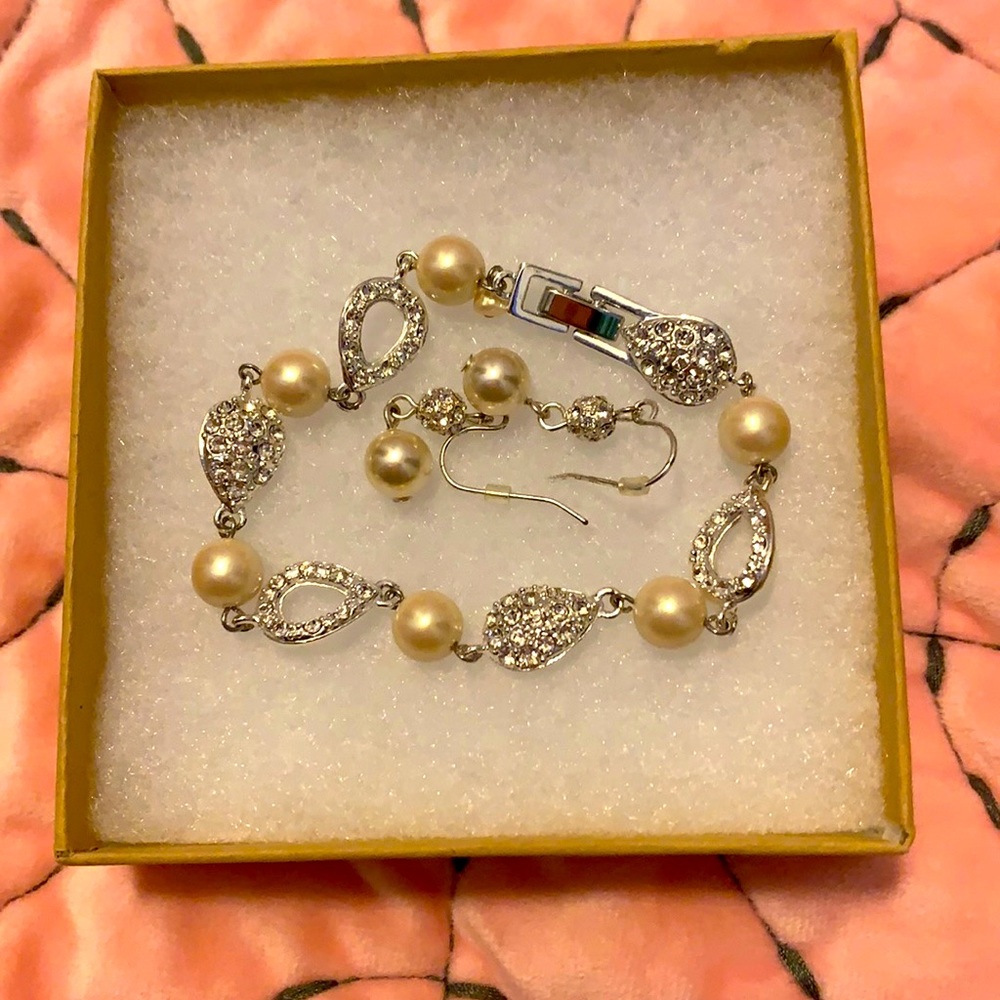 Bracelet and earring set